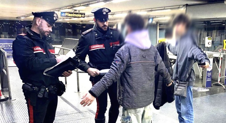 carabinieri adolescenti allo sbando furto pestaggio arresti denuncia
