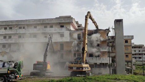 demolizione vela gialla scampia