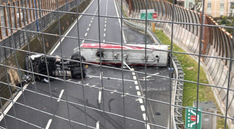 mezzo pesante ribaltato tangenziale napoli chiusa
