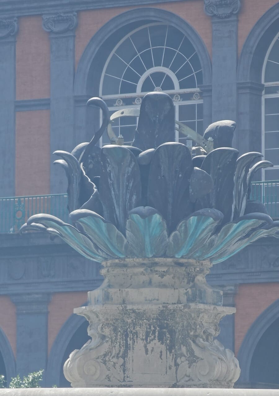 Statua del Carciofo devastata