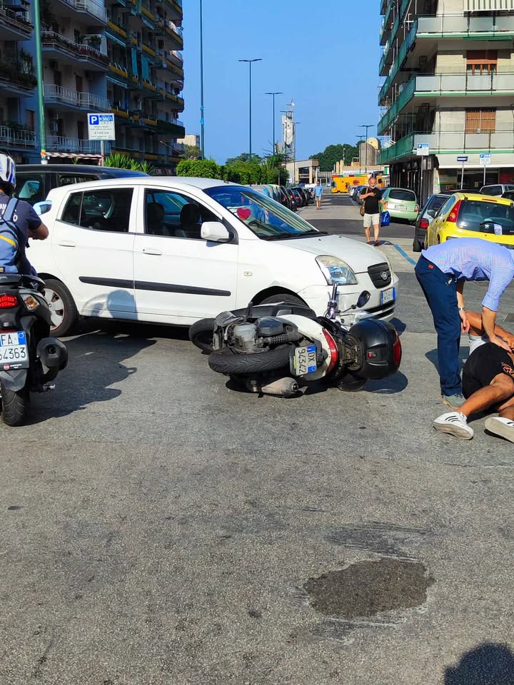 Foto presa dalla pagina facebook di Francesco Emilio Borrelli