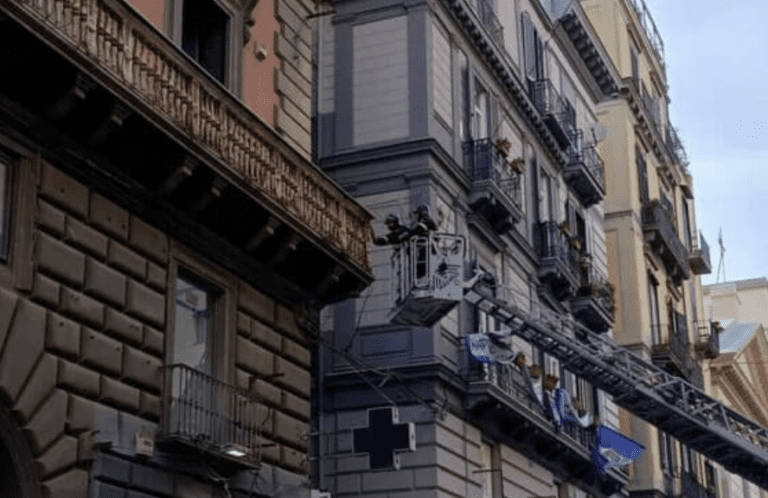 Palazzo spicconato in via Toledo