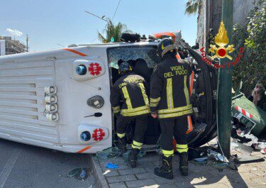 Foto presa da Salerno Today, incidente ambulanza e avutovettura