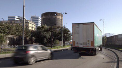 turista rapinata napoli torri aragonesi carabinieri via marina
