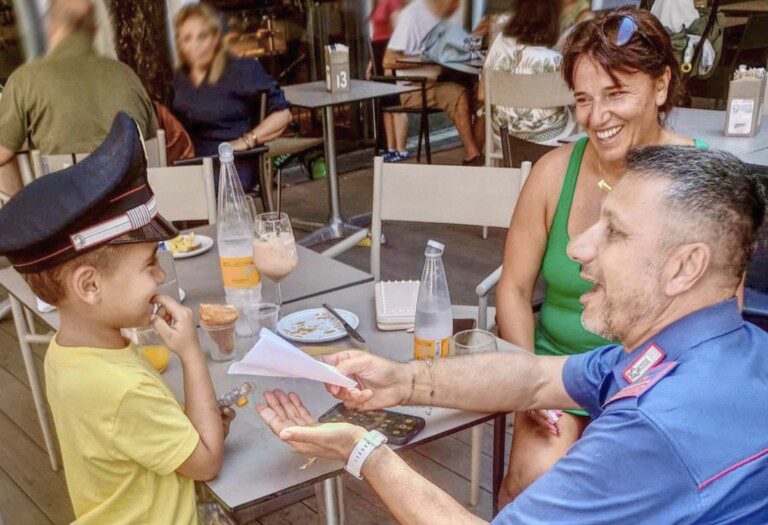 vico equense bambino scomparso folla ritrovato carabinieri
