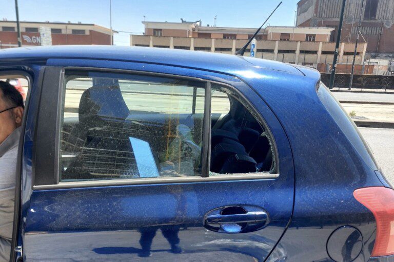 auto vetro finestrino rotto via cristoforo colombo foto