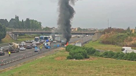 incendio autostrada a1 mezzo pesante traffico code