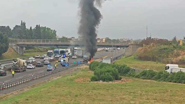 incendio autostrada a1 mezzo pesante traffico code
