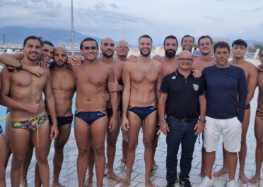 La squadra di Pallanuoto della canottieri Napoli