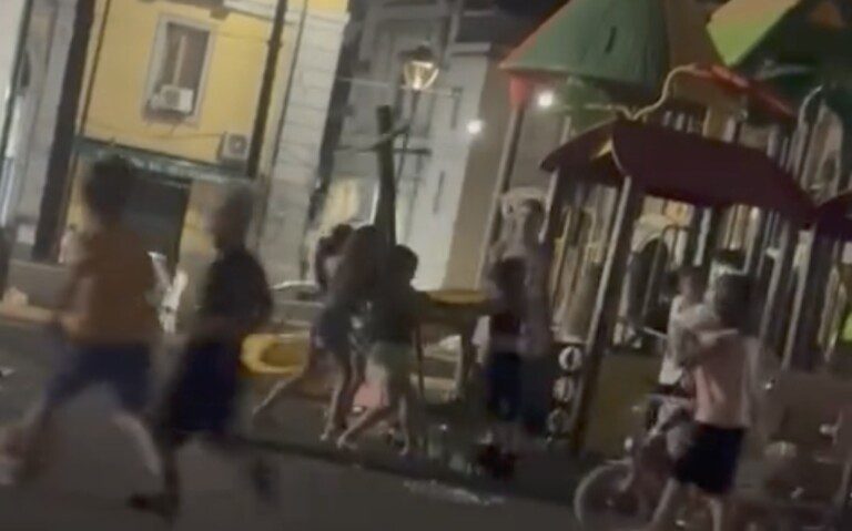 bambini vandalizzano giostre piazza nazionale