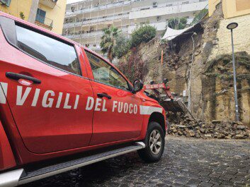 crollo posillipo vigili del fuoco