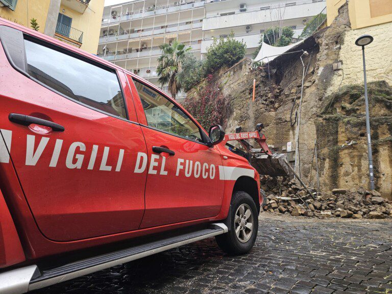 crollo posillipo vigili del fuoco