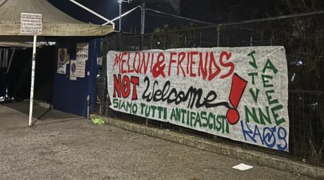 meloni striscione palapartenope