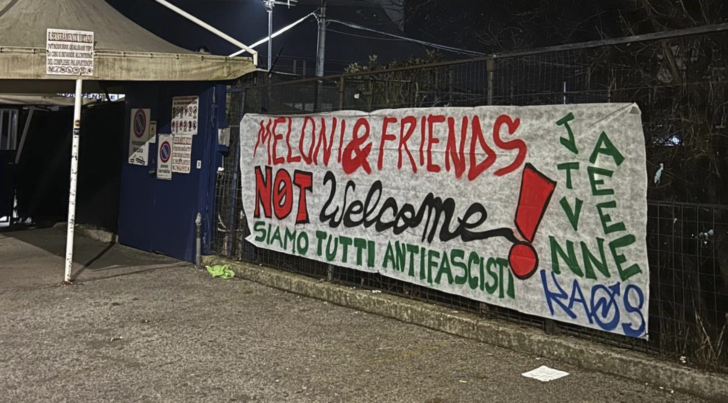 meloni striscione palapartenope