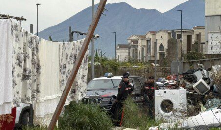 Controllo dei carabinieri Campo Rom Napoli