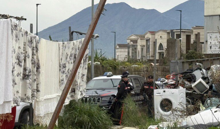 Controllo dei carabinieri Campo Rom Napoli