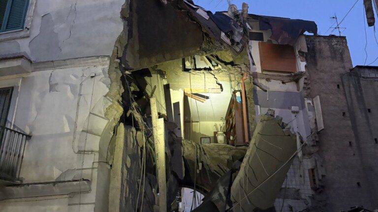 Casoria Crollo palazzo acqua