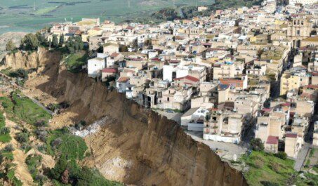 Frana Niscemi evacuate persone