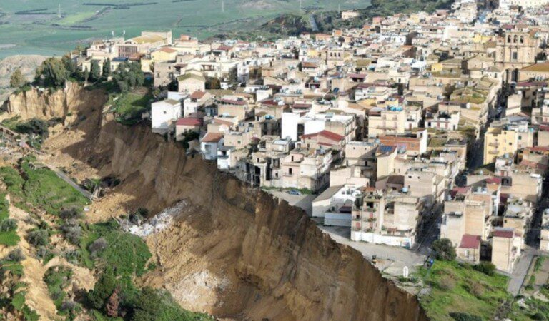 Frana Niscemi evacuate persone