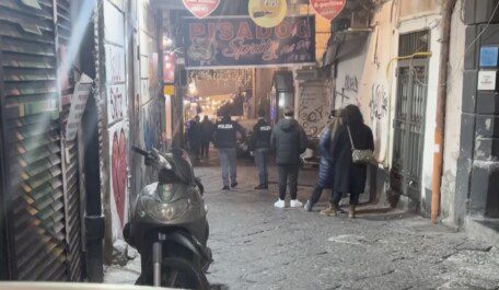 aggressione raid pisacane quartieri spagnoli polizia