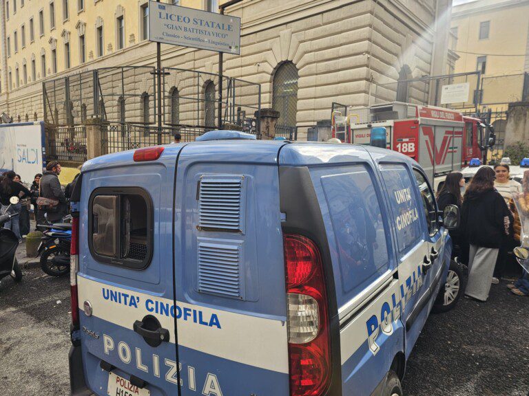 allarme bomba liceo vico studenti