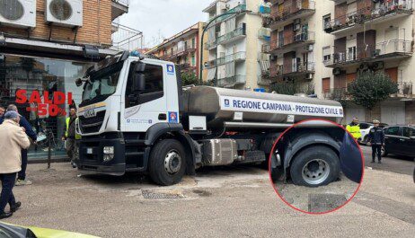 camion protezione civile voragine casoria