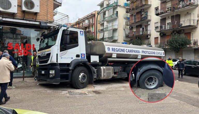 camion protezione civile voragine casoria