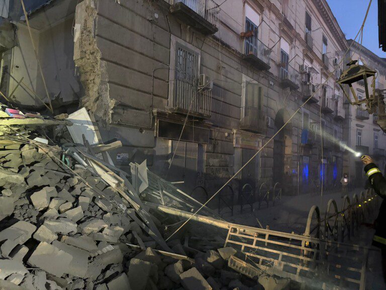 crollo palazzo casoria rabbia cittadini