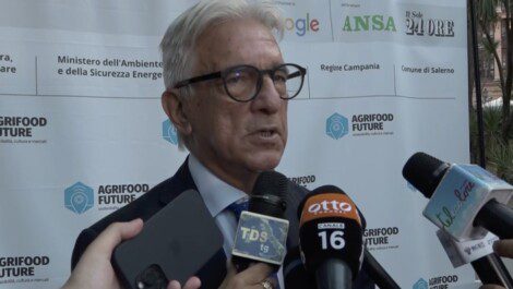 dimissioni sindaco salerno napoli caso parlamento