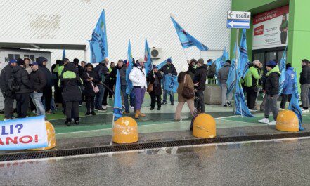 protesta dipendenti leroy merlin giugliano