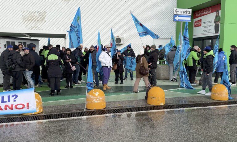 protesta dipendenti leroy merlin giugliano