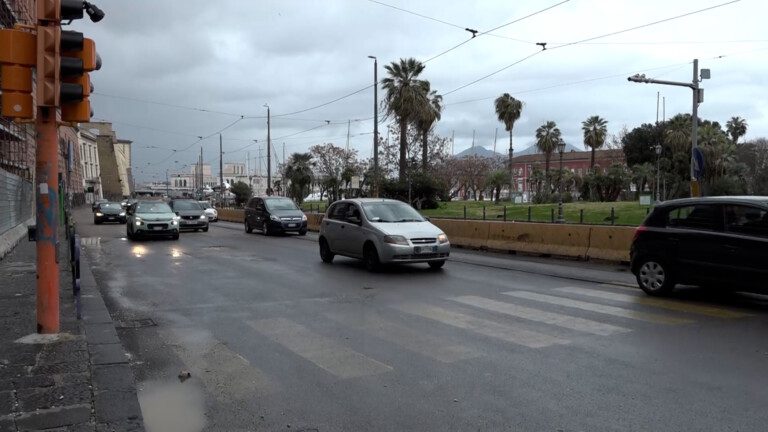 via acton lavori binari tram strada rovinata