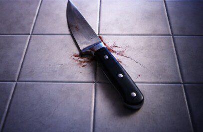 Insulta arbitro moglie accoltella