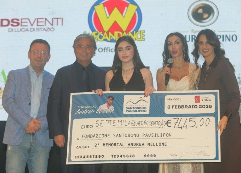 La consegna dell'assegno alla Matrisciano