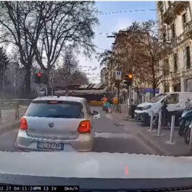 Milano tram deraglia video