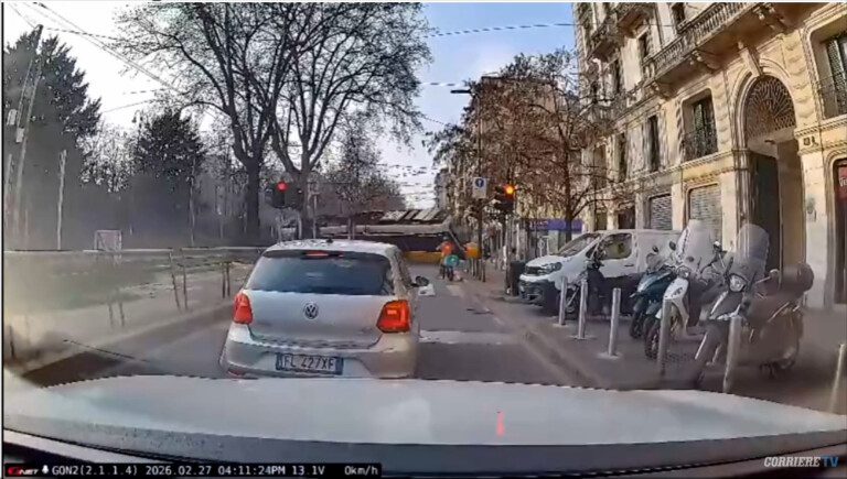 Milano tram deraglia video