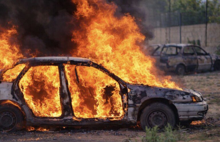 Secondigliano auto incendiato protesta
