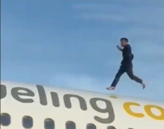 Uomo sale aereo Vueling