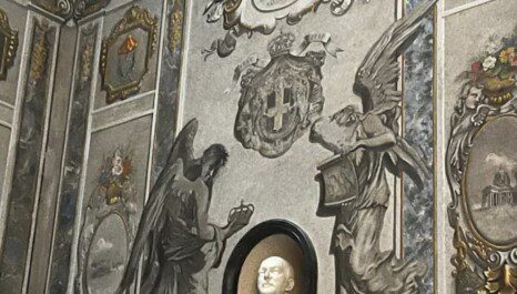 Volto Meloni cancellato dipinto