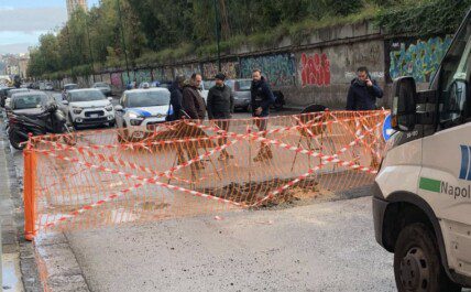 nuova voragine via bagnoli asfalto