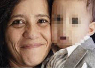 Domenico Maradona abbraccia mamma