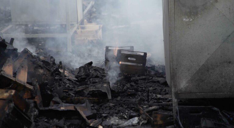 Incendio mercatino Fuorigrotta Napoli