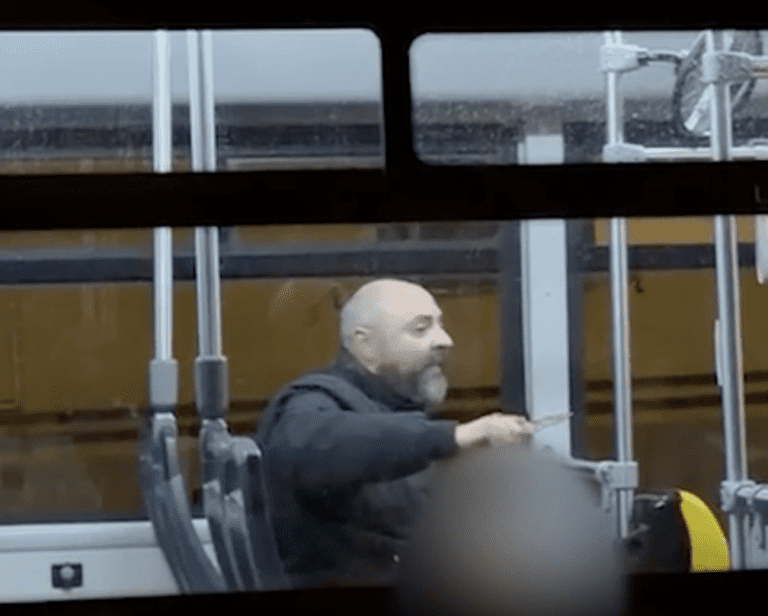 Napoli donna accoltellata bus