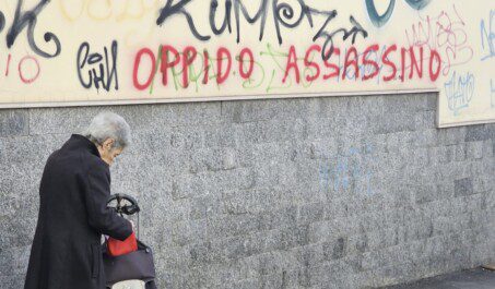 Oppido Assassino scritta Portici