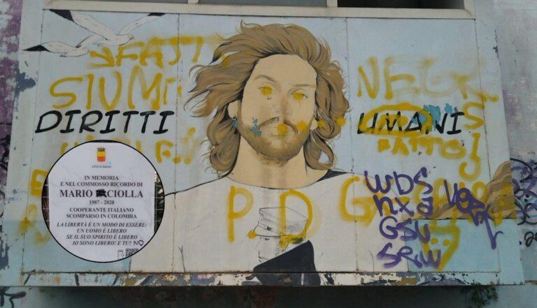 atti vandalici targa murales mario paciolla
