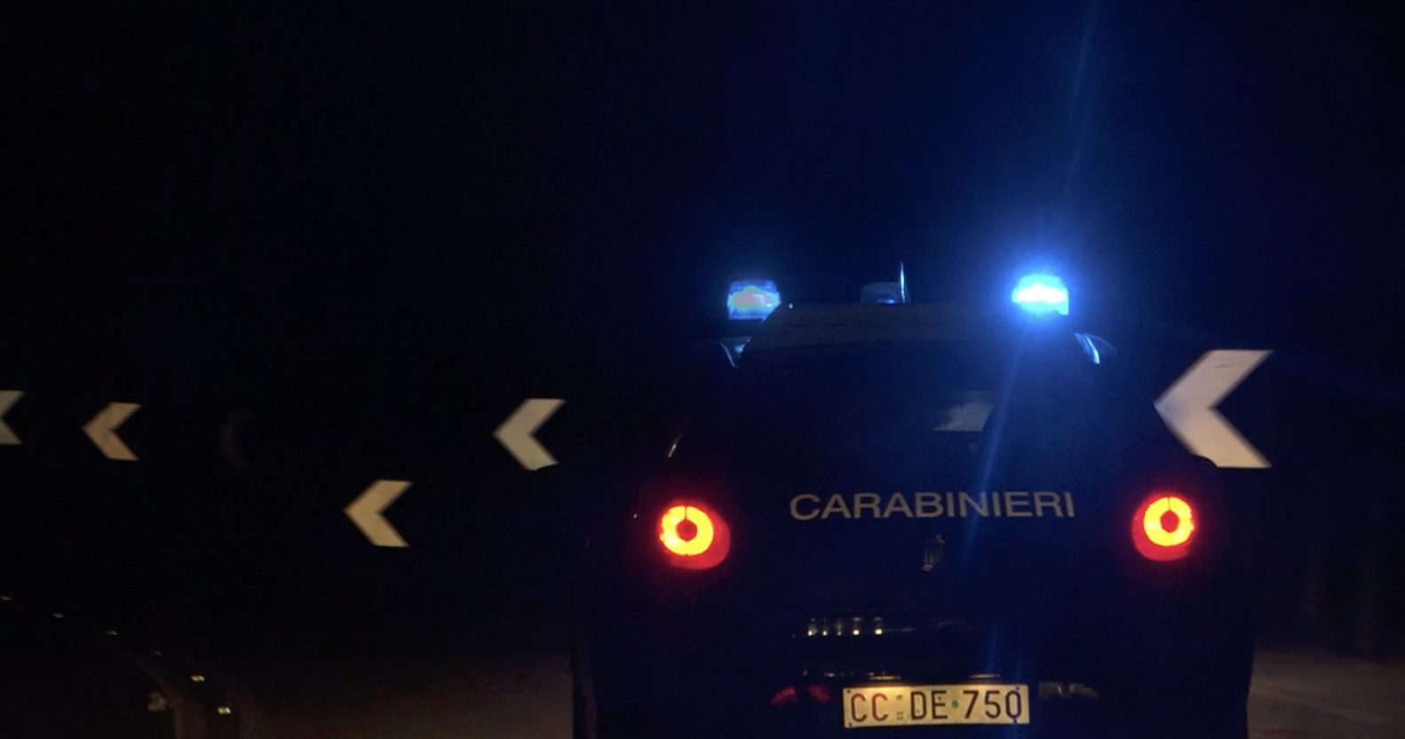 Benevento, in piena notte auto finisce in una fontana