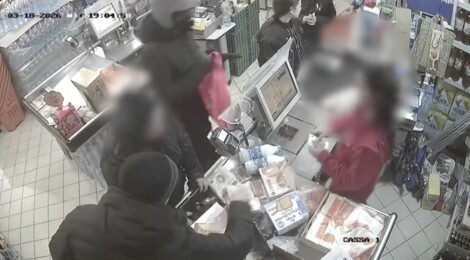 rapine supermercato conad casalnuovo