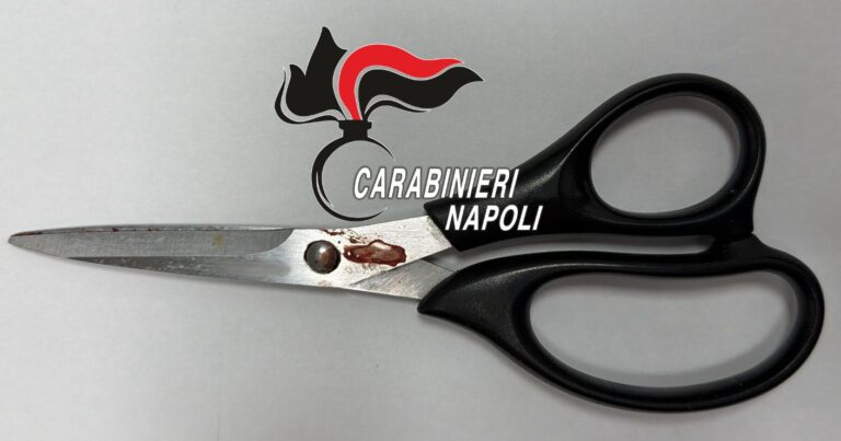 accoltella moglie forbici arrestato carabinieri