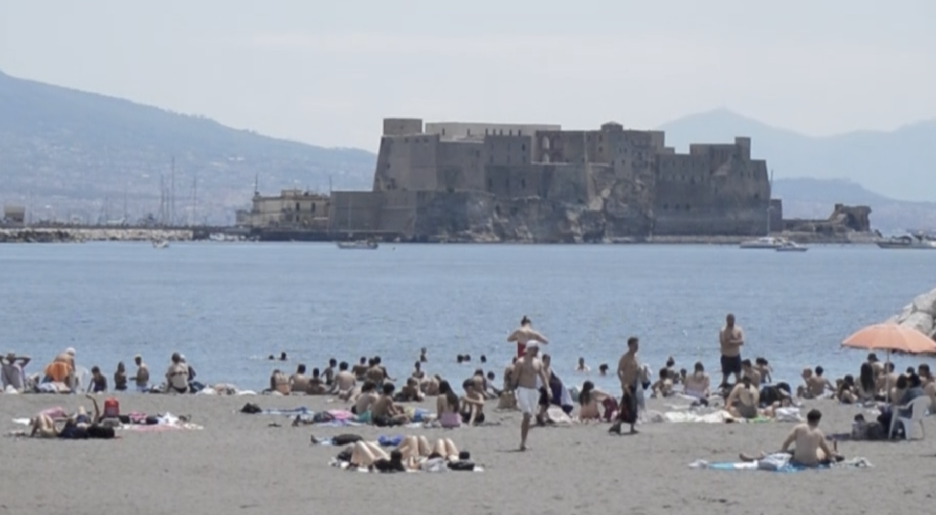 Ondate di caldo a Napoli, record di notti tropicali: da 90 giorni temperature elevate