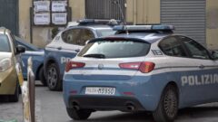 polizia agguato barra uomo ferito pistola